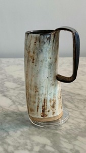 Chope à bière en corne de buffle naturelle, artisanale, finition lisse et polie, poignée confortable, style rustique viking. - Product Image 6