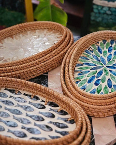 Elegante Bandeja de Servir de Ratán con Incrustaciones de Madreperla, Diseño Floral Artístico, Hecha a Mano, Estilo Boho, Calidad Comercial, Apta para Alimentos, Hermosa para el Hogar - Product Image 1