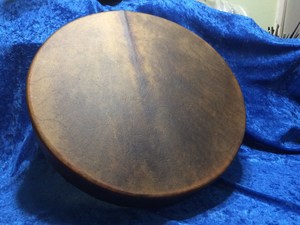 Tambor de mano con cabeza de cuero de vaca natural y cordones negros para música espiritual shamanica. Tambor shamanico con cabeza de cuero de vaca hecho a mano. - Product Image 2