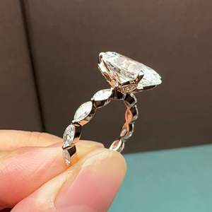 Anillo de Compromiso Iced Jewelz Moissanite, Corte Ovalado de 6.55 Quilates, Oro Amarillo de 10k, Engaste de Garras, Joyería Fina al por Mayor - Product Image 6