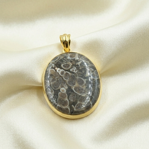 Colgante de lujo inspirado en la naturaleza marina con textura abstracta de concha natural, hecho a mano en plata de ley 925. - Product Image 2