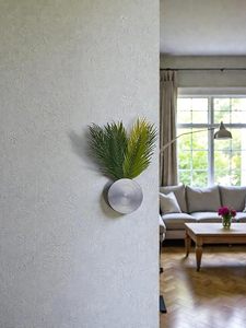 Jarrón de pared moderno de metal con patrón circular para plantas verdes, diseño minimalista, acabado con recubrimiento en polvo. - Product Image 2