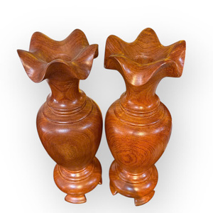 Une paire de vases décoratifs simples Tam Viet en bois de Huong poli et peint, parfaits pour la décoration intérieure, en provenance du Vietnam. - Product Image 6