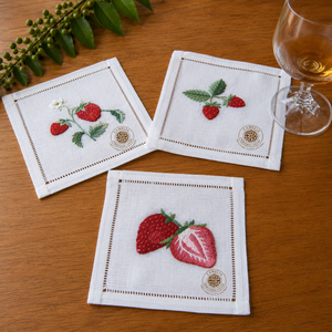 Serviette de cocktail brodée fraise, style Pop Art, ajoutant un charme jeune aux réceptions modernes. - Product Image 1