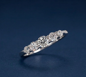 Bague de fiançailles et d'anniversaire SHIVPATH classique de luxe avec cinq pierres en diamant de laboratoire, finition polie, plaqué or blanc 14 carats - Product Image 1