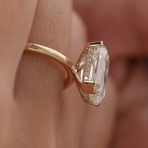 Bague en or jaune 14 carats pour femme avec diamant de laboratoire Crisscut de 3 carats, halo caché et demi-sertissage sculpté - Product Image 5