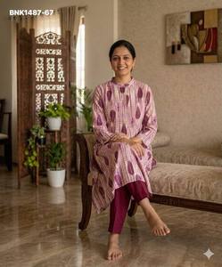 Proveedor de la mejor colección de conjuntos de kurti y pantalón rectos de algodón de bambú estampado de Surat, compras en línea en India - Product Image 5
