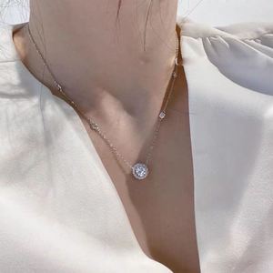 จี้เพชรทรงกลมแบบคลาสสิกประดับเพชรแบบ Pave Setting สร้อยคอพร้อมสายสแตนเลสชุบทอง 18K เหมาะสำหรับทั้งชายและหญิง ใช้เป็นเครื่องประดับงานแต่งงาน - Product Image 1