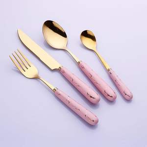 Cubiertos de lujo minimalistas en color rosa, refinados para una cena tranquila, con equilibrio entre elegancia moderna y una recepción discreta. - Product Image 1