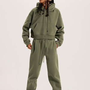 Ensemble de survêtement court pour femme avec logo personnalisé, pantalon de jogging boutonné, tenue tendance pour l'hiver, fabrication OEM, export Pakistan - Product Image 2