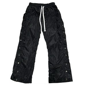 Pantalon décontracté évasé pour homme avec logo personnalisé OEM, imperméable, respirant, en tissu écologique laminé, multi-poches et fermeture éclair - Product Image 1