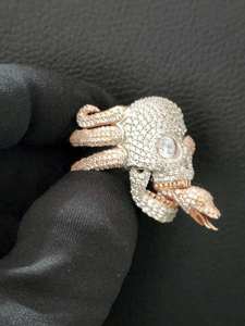 Anillo de Calavera Personalizado con Incrustaciones de Moissanita de 6ct, Acabado en Dos Tonos, Sin Níquel ni Plomo, Joyería HipHop de Plata Esterlina Sólida - Product Image 6