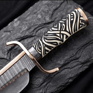 Couteau à lame fixe en acier au carbone fait main, pointe tombante, bord dentelé, ferrures en laiton, couteau de chasse d'extérieur 14 pouces, qualité DIY - Product Image 4