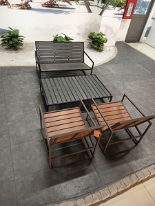 Conjunto de Mesa y Sillas de Patio Modernas para Exteriores con Tableros de Madera y Estructura de Acero para Jardín, Parque o Villa - Product Image 5