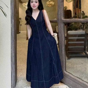 Robe midi en jean vintage sans bretelles, unie, sans manches, avec taille empire, en tissu respirant, idéale pour l'été et les tenues décontractées. - Product Image 1