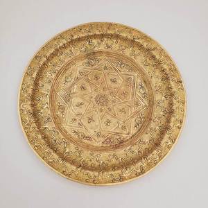 Assiette de présentation vintage en laiton, motif étoile, gravée, style marocain géométrique, pour décoration de table de mariage ou événementiel - Product Image 1