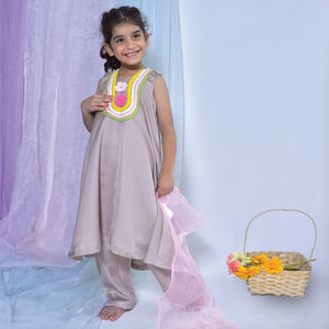 Kurti para Niñas en Color Morado Deslavado con Bordado y Dobladillo Acampanado, Vestido Tradicional para Fiestas al Mejor Precio - Product Image 5