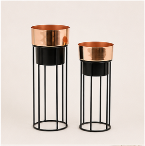 Ensemble de 2 jardinières en métal rose doré de luxe avec supports en fer noir, pots de plantes d'intérieur pour le salon et la décoration d'hôtel - Product Image 1
