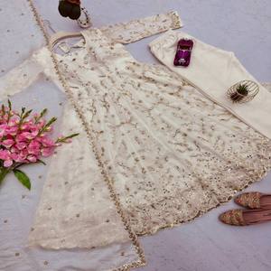 Vestido de Fiesta VASTRA COTTAGE Fandy de Seda Bordado con Lentejuelas, Dupatta y Pantalón a Juego, Completamente Cosido - Product Image 2