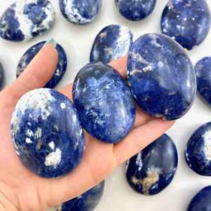Vente en gros de sodalite sculptée pierre de palme polie pour la méditation naturelle Reiki énergie de poche pierre semi-précieuse pour Feng - Product Image 2