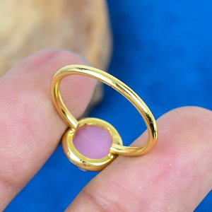 Bague artisanale en quartz rose naturel Monalisa de forme ronde, plaqué or 18 carats sur argent sterling 925 - Product Image 4