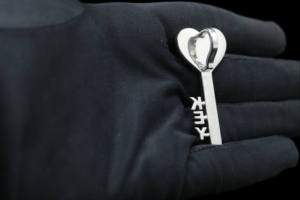 Colgante Personalizado de Aleación Chapada en Oro Estilo Hip Hop con Circonitas Heladas Ice Overlord - Product Image 2