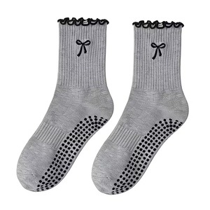 Chaussettes antidérapantes personnalisées JZVINA avec logo brodé, bordure festonnée jacquard, sans couture, pour Pilates, yoga, barre et gym - Product Image 1