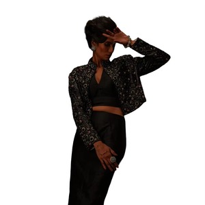 Ensemble coordonné trois pièces de créateur pour femme de bonne qualité, orné de paillettes, idéal pour les soirées et les cocktails - Product Image 4