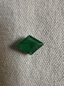 Esmeralda Zambiana Natural, Corte en Forma de Cometa, Verde Intenso, Gema Suelta para Joyería Fina, Anillos Personalizados, Colgantes y Diseños de Lujo - Product Image 3
