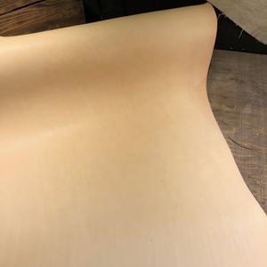 Véritable cuir de vache pleine fleur veg Tan pour chaussures, sacs à main, ceintures, meubles, vêtements, bagages et artisanat. - Product Image 1