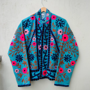 Veste Suzani en velours turquoise faite à la main, broderie florale vibrante au point de chaînette, manteau d'hiver bohème respirant et écologique - Product Image 1