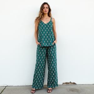 Ensemble de salon en coton imprimé en blocs fait à la main pour femmes en floral vert apaisant avec camisole à larges bretelles et pyjama confortable - Product Image 5
