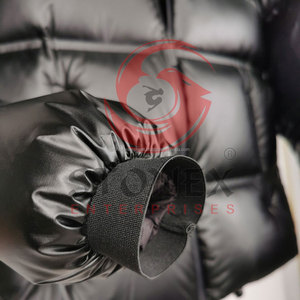 Blousons matelassés à capuche pour hommes en toile métallisée, style streetwear hiver, brillants, rembourrés, écologiques, coupe-vent, avec fermetures éclair personnalisées et boutons sur le col. - Product Image 6