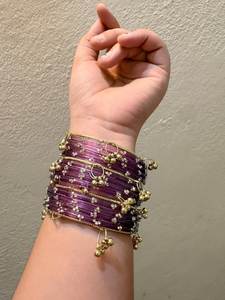 Bracelets en verre de style cachemire pour femmes, fabriqués en usine, bracelets goutte de pluie Churiyan, 24 bracelets en verre avec 8 bracelets Jhumki, ensemble par Star Impex - Product Image 3
