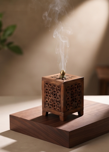 Quemador de incienso de madera cuadrado con diseño floral calado y pomo de latón, regalo aromático - Product Image 3