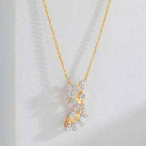 Collar de Diamantes con Diseño Floral Doble en Forma de Abanico, con Racimos de Pétalos en Capas y Elegante Diseño de Flores en Cascada - Product Image 1