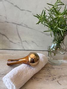 Varita Kansa, herramienta de belleza ayurvédica para masaje facial, con extremos de metal bronce de doble cara y mango de madera de teca, ligera y hecha a mano. - Product Image 6