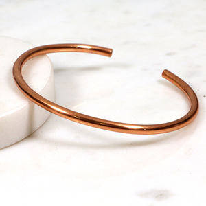 Bracelet manchette minimaliste en laiton brut - Jonc ouvert fin doré - Bijoux faits à la main pour hommes et femmes - Product Image 5