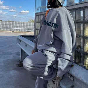 Ensemble de survêtement personnalisé avec broderie pour femme, collection automne-hiver, comprenant un sweat à capuche zippé et un pantalon de jogging déchiré, coupe oversize - Product Image 2