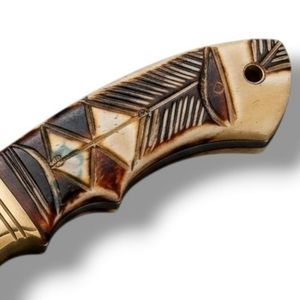 Couteaux de chasse artisanaux en acier Damas à motif complexe, avec lame en acier et manche en os sculpté, et protège-doigts, pour le camping en extérieur - Product Image 6