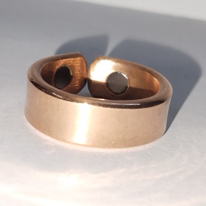 Bague en cuivre magnétique minimaliste ajustable à extrémités ouvertes, simple et thérapeutique, avec aimants intégrés, en vente - Product Image 2