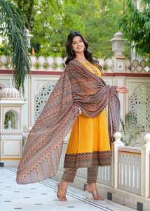 Ensemble Anarkali Kurta Pantalon et Dupatta en Coton Imprimé Géométrique Longueur Mollet Couleur Moutarde Vêtements Traditionnels Ethniques pour Femmes – Vente en Gros - Product Image 5