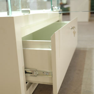 Estante de Exhibición de Vidrio Templado de Alta Gama Personalizado para Supermercados, Estante Extraíble con Iluminación LED, ADong A56, Fábrica en Vietnam, OEM - Product Image 4