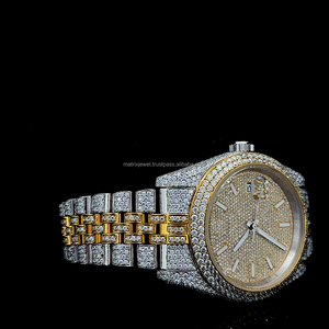 Reloj de acero inoxidable con esfera redonda de moissanita de calidad premium, hecho a mano, completamente cubierto de moissanita, movimiento de cuarzo. - Product Image 1
