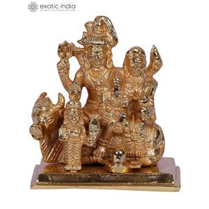 Petite famille Shiva de 4 pouces assise sur une sculpture en laiton plaqué or Nandi pour la maison, le temple et les cadeaux Fabriqué en Inde - Product Image 1