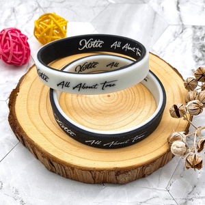 Pulsera de silicona con relleno de color, Marktex - Product Image 1