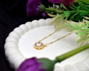 Collier pendentif de luxe en argent sterling plaqué or 18 carats avec perle d'eau douce, chaîne à maillons et halo de zircon cubique solitaire pour anniversaire - Product Image 1
