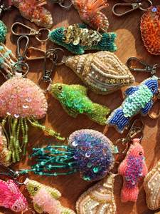 Porte-clés brodé à la main par un designer, avec des broderies complexes, pour les distributeurs d'accessoires de mode - Product Image 4