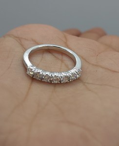 Anillo de Oro de 18K con 7 Diamantes Cultivados en Laboratorio de 0.70 CT para Mujer |   Anillo de Boda Apilable Elegante con Certificación IGI para Aniversario de Bodas - Product Image 6