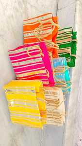 ถุงของขวัญผ้าลายทางสีทองหลากหลายแบบ ประดับตกแต่งอย่างสวยงาม สำหรับงานแต่งงานแบบอินเดียดั้งเดิม ถุงใส่ของชำร่วยงานมงคล - Product Image 1